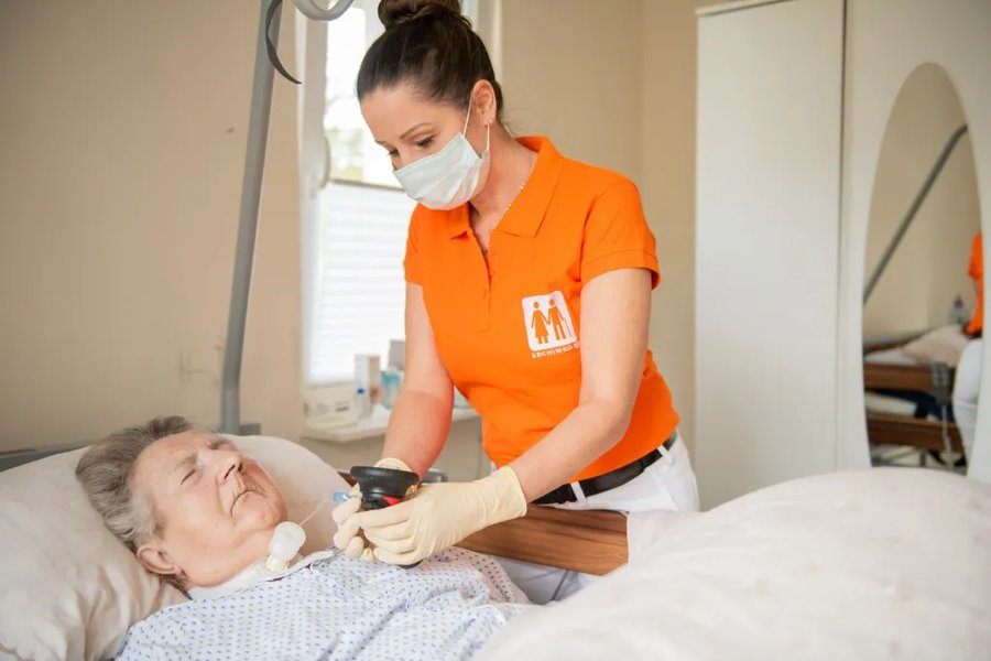 ARCHIMED-Pflegefachkraft bei der Versorgung eines beatmeten Patienten