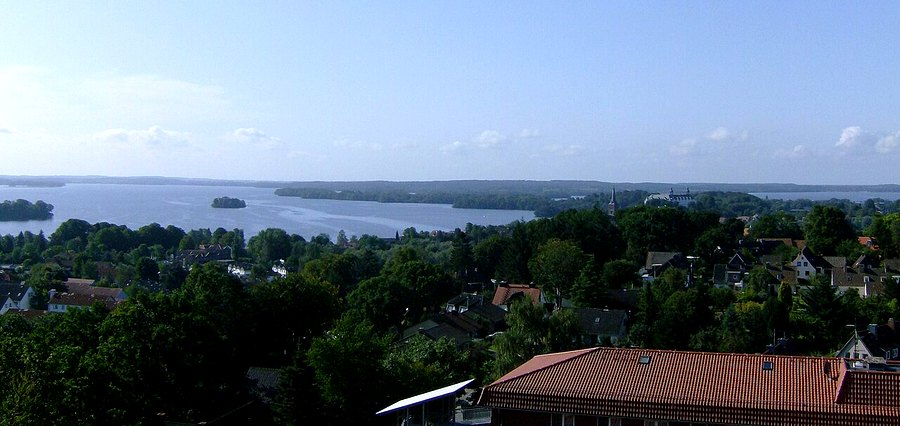 Blick über Plön auf den Großen Plöner See, rechts das Plöner Schloss
